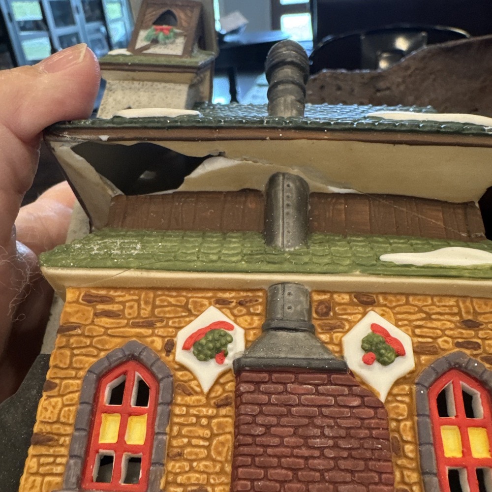 Dept 56 1993 Heritage Village North Pole Series North Pole Chapel 5626-0 DAMAGED - Picture 3 of 10